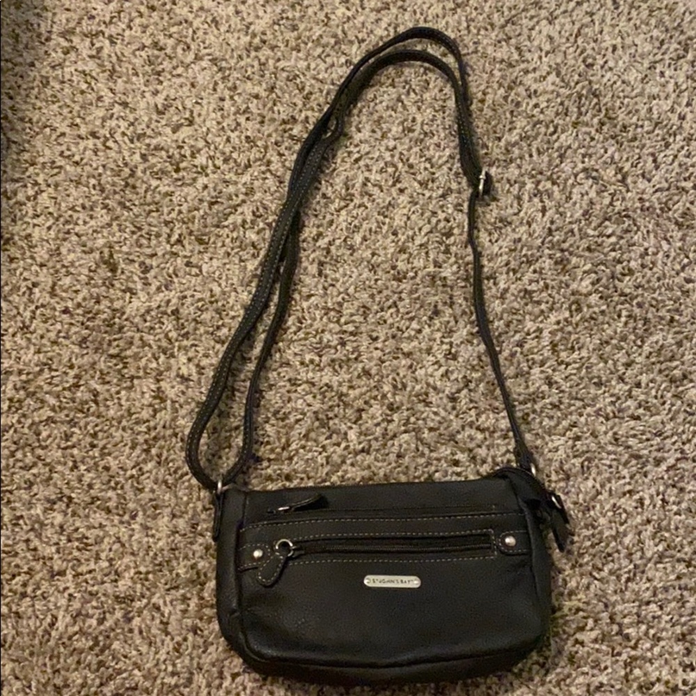black shoulder bag